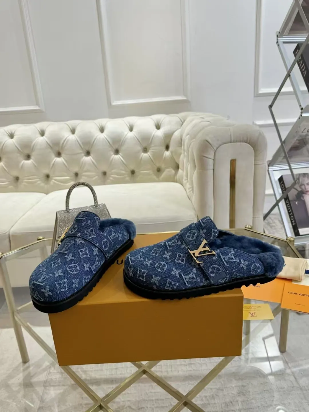 p600✨ LV Couple’s Wool Slippers｜Full of high-end feel, the soles of your feet are luxurious✨ We have achieved the ultimate restoration of the "higher version" of this pair of LV classic toe-toe slippers! 👫💫 🌟 The core advantages are clear at a glance: ✔️ Original jacquard + cowhide fabric, delicate texture, high-end at first glance; ✔️ 280% pure wool lining, wearing barefoot is like stepping on clouds ☁️, soft and skin-friendly and not sweaty; ✔️ Non-slip rubber bottom + three-dimensional toe design, super stable for walking, fashionable and practical!  👀 Must-have attention to detail: Belt buckle + classic LV presbyopic elements, revealing the aura of a big-name brand in a low-key manner ~ Whether it is a couple dating or a trip with besties, both of them are the focus when they go out👟💖 ✨ Easily match the wardrobe: jeans + sweaters, lazy and casual style ✔️ Coat + skirt, refined and elegant ✔️ One pair of shoes can handle a variety of styles, and the sense of luxury is never artificial ~ #LV slippers #couple outfit #High-End Customization #Quality Shoes Recommendation Fabric: Yangjing/classic jacquard fabric Lining: Imported wool lining Sole: Original rubber sole Size: Female 35-41 Male 38-46